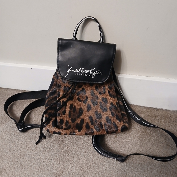 Kendall & Kylie Handbags - 🤯 2/$15 Kendall & Kylie Los Angeles Cheetah Print Small Bucket Bag